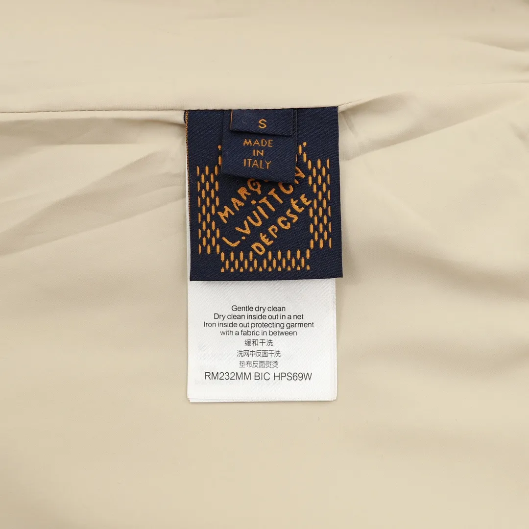 🅿️570 Louis Vuitton/Louis Vuitton spliced jacquard jacket is made of nylon fabric, which feels smooth and crisp. It not only ensures the comfort when wearing, but also allows the jacket to maintain a good-looking shape for a long time. It will not be easily deformed and out of shape. In the splicing part, different fabrics are perfectly connected!! The presbyopic print is even better. The pattern is clear and full, and the color is perfect. It is exactly the same as the original product. No matter how many times it is washed, it does not become smudged. The printing process is so good!!! The ribbing on the collar and cuffs has just the right elasticity, fits the body without being strangled, and the details are exquisite! Size: XS-L